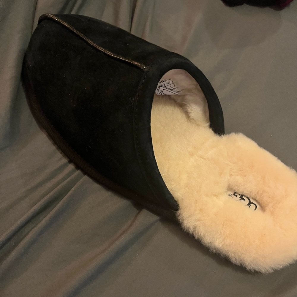 Mens UGG Slippers. Never Worn. Still in box.